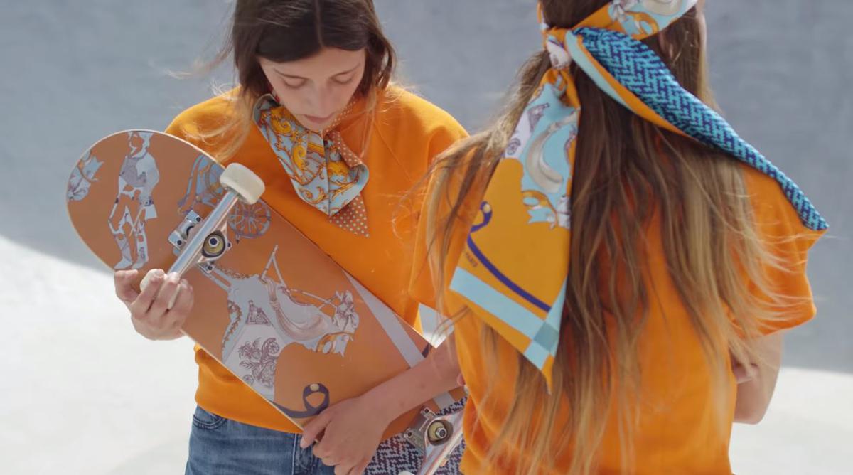 LA STAR DE L’ÉTÉ ? LE FOULARD DANS LES CHEVEUX LA STAR DE L’ÉTÉ ? LE FOULARD DANS LES CHEVEUX