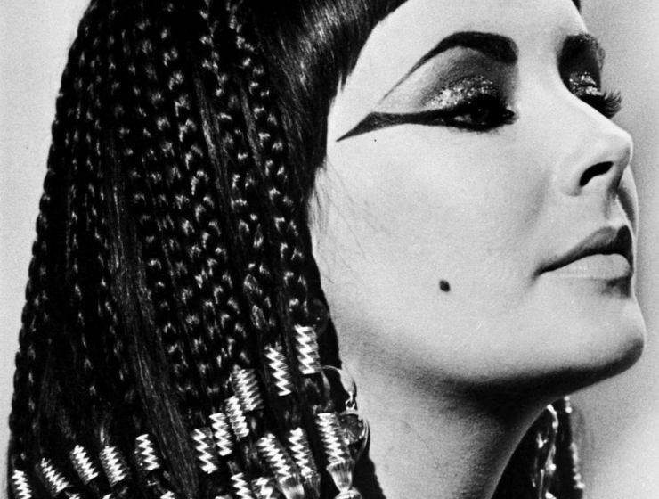OEIL DE BICHE : LA TECHNIQUE DES PROS POUR APPLIQUER L’EYE-LINER OEIL DE BICHE : LA TECHNIQUE DES PROS POUR APPLIQUER L’EYE-LINER