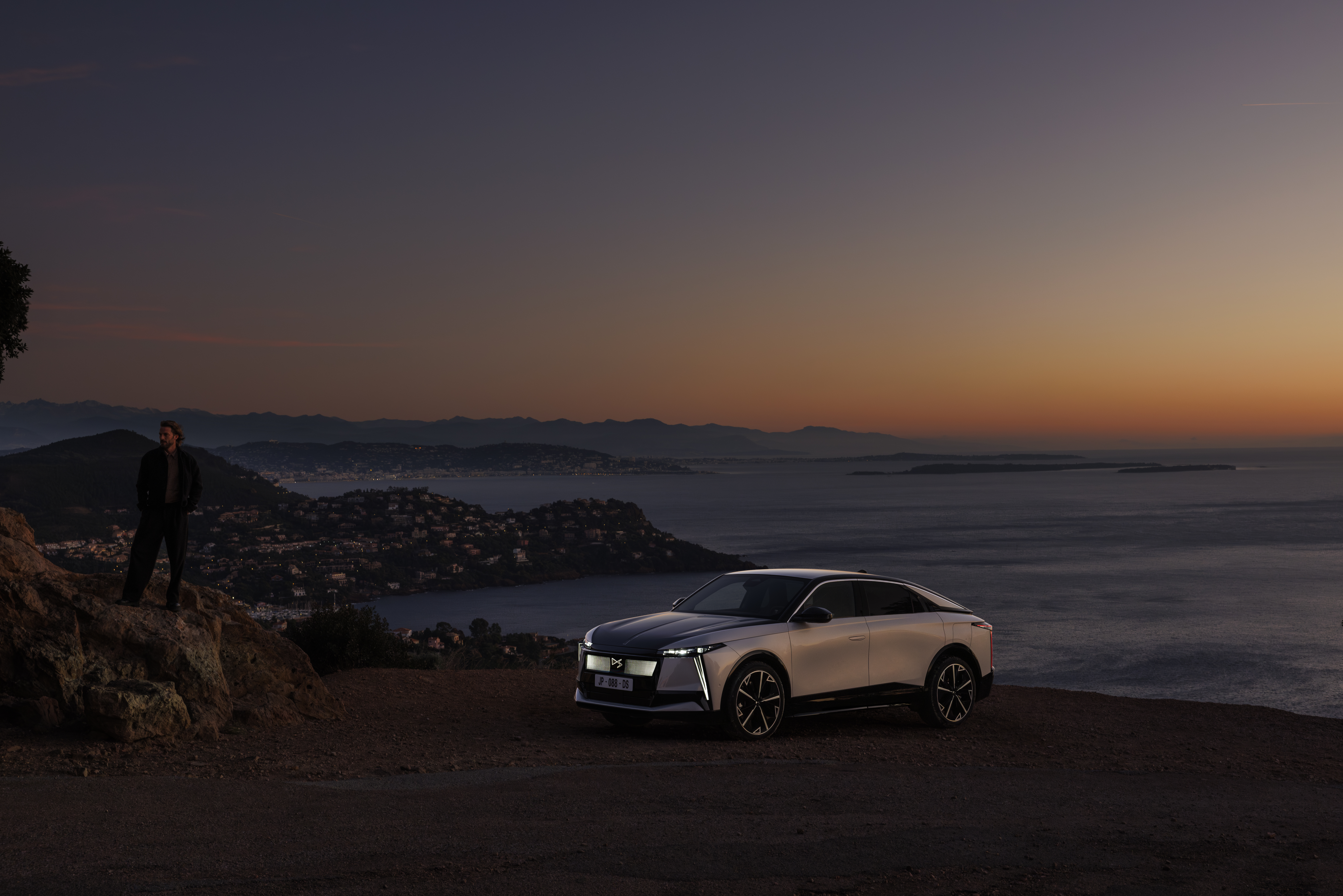 DS N&deg;8 : LA NOUVELLE IC&Ocirc;NE &Eacute;LECTRIQUE DU LUXE &Agrave; LA FRAN&Ccedil;AISE