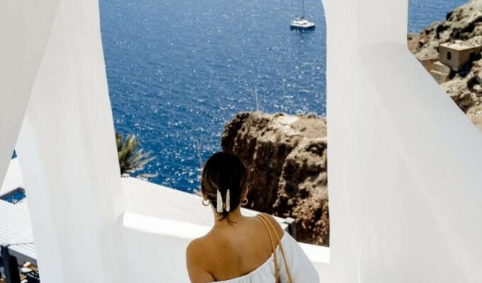 SIRTAKI, SABLE CHAUD ET POULPE GRILLÉ :  LES CYCLADES EN APESANTEUR