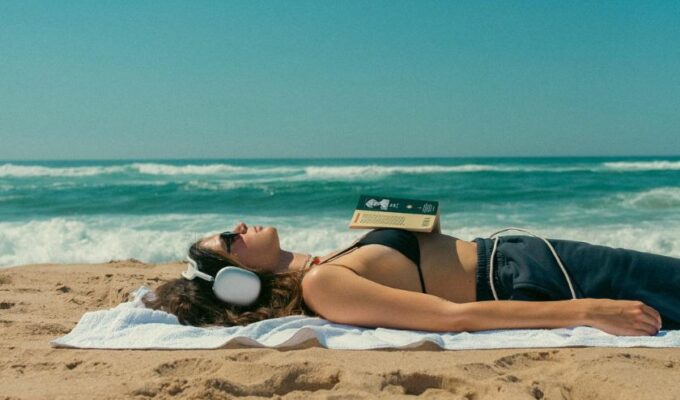 10 PODCASTS DE VACANCES POUR BRONZER FUTÉ