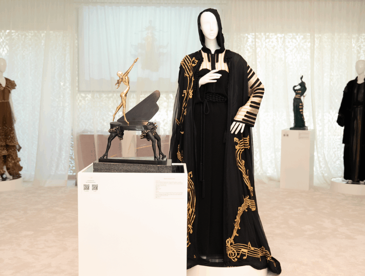 IN&Eacute;DIT : ZHOR RA&Iuml;S FAIT DIALOGUER SES CAFTANS AVEC LES SCULPTURES DE DAL&Iacute;